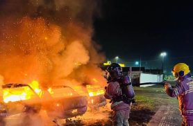 Quatro carros são consumidos pelo fogo em ferro-velho no Centro Cívico