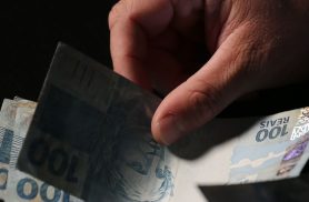 Trabalhadores nascidos em setembro e outubro recebem abono salarial