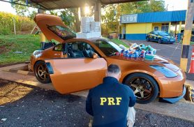 "Droga, é o Braia!": Nissan 350Z carregado com celulares e medicamentos que seriam trazidos para Cascavel é apreendido