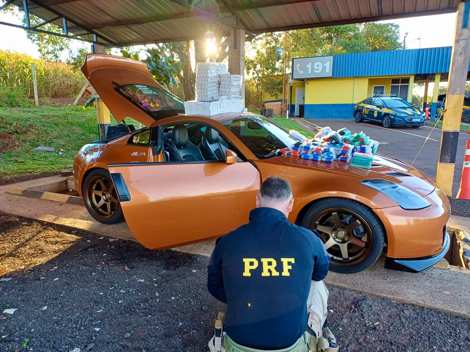 “Droga, é o Braia!”: Nissan 350Z carregado com celulares e medicamentos que seriam trazidos para Cascavel é apreendido