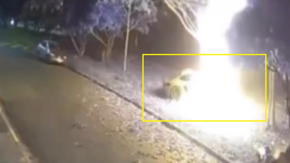 Veja momento em que Porsche bate contra árvore e explode em Campinas