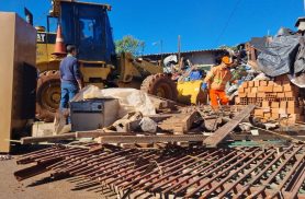 Operação de limpeza remove toneladas de objetos acumulados em residência no Interlagos Operação de limpeza remove toneladas de objetos acumulados em residência no Interlagos