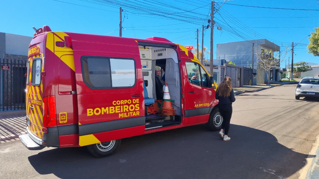 Mulher sofre queda em residência e é socorrida pelo Siate no Santa Felicidade