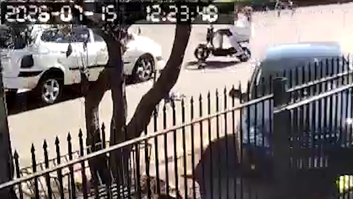 Veja como ocorreu acidente entre autopropelido elétrico e Scénic no Bairro Belmonte, em Cascavel