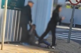 ‘Você roubou minha loja’: Vídeo mostra comerciante rendendo assaltante no Centro