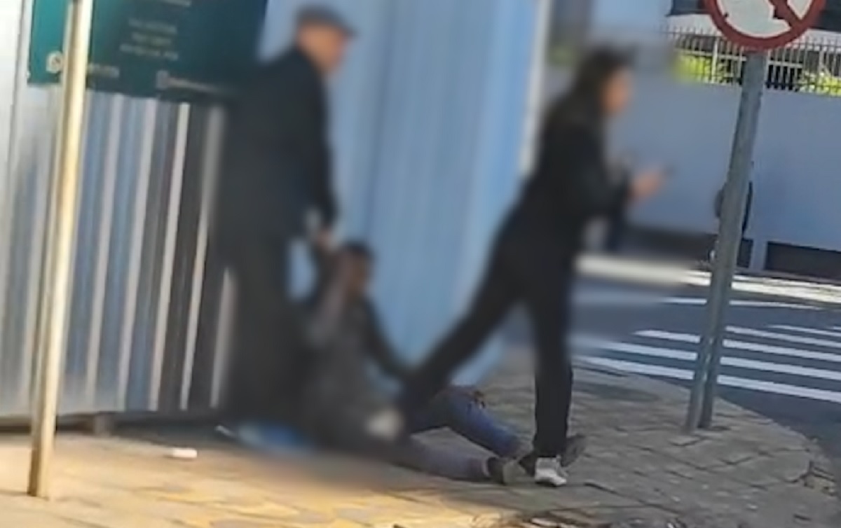 ‘Você roubou minha loja’: Vídeo mostra comerciante rendendo assaltante no Centro