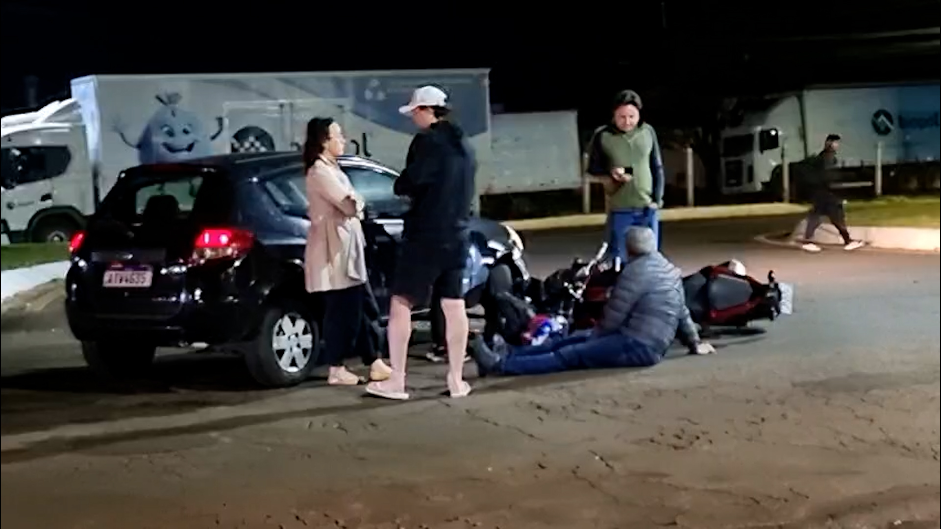 Motociclista fica ferido após colisão com Ford Ka no Bairro Guarujá
