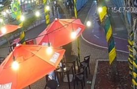 Câmera registra batida frontal entre motos elétricas na ciclovia da Avenida Brasil Câmera registra batida frontal entre motos elétricas na ciclovia da Avenida Brasil
