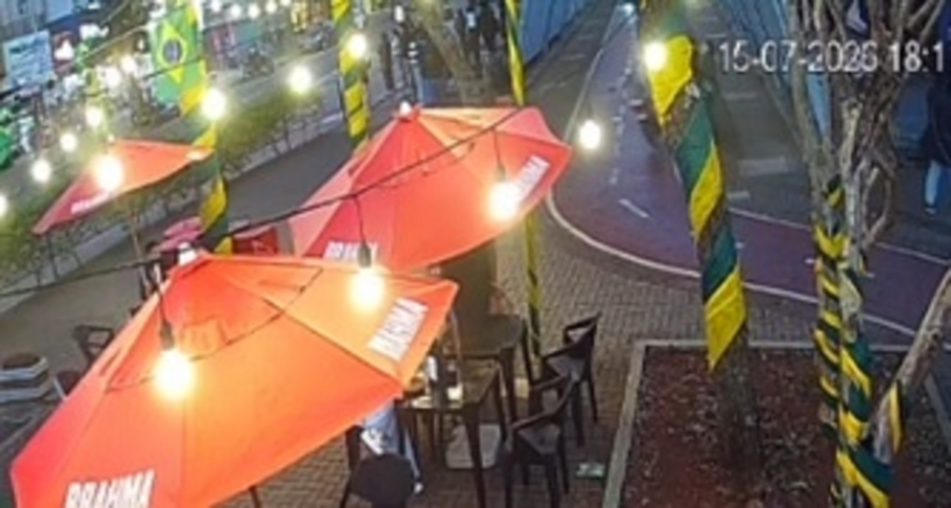 Câmera registra batida frontal entre motos elétricas na ciclovia da Avenida Brasil