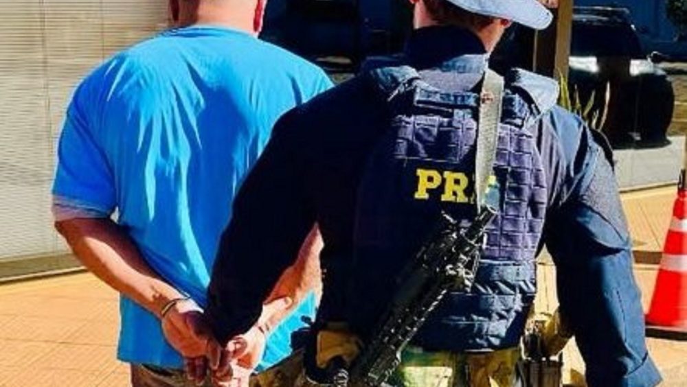PRF e PM prendem homem procurado por ameaça e organização criminosa em Foz do Iguaçu Imagem referente a PRF e PM prendem homem procurado por ameaça e organização criminosa em Foz do Iguaçu