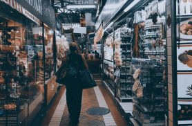 Do pequeno negócio às grandes lojas: o papel do comerciante na economia brasileira Do pequeno negócio às grandes lojas: o papel do comerciante na economia brasileira