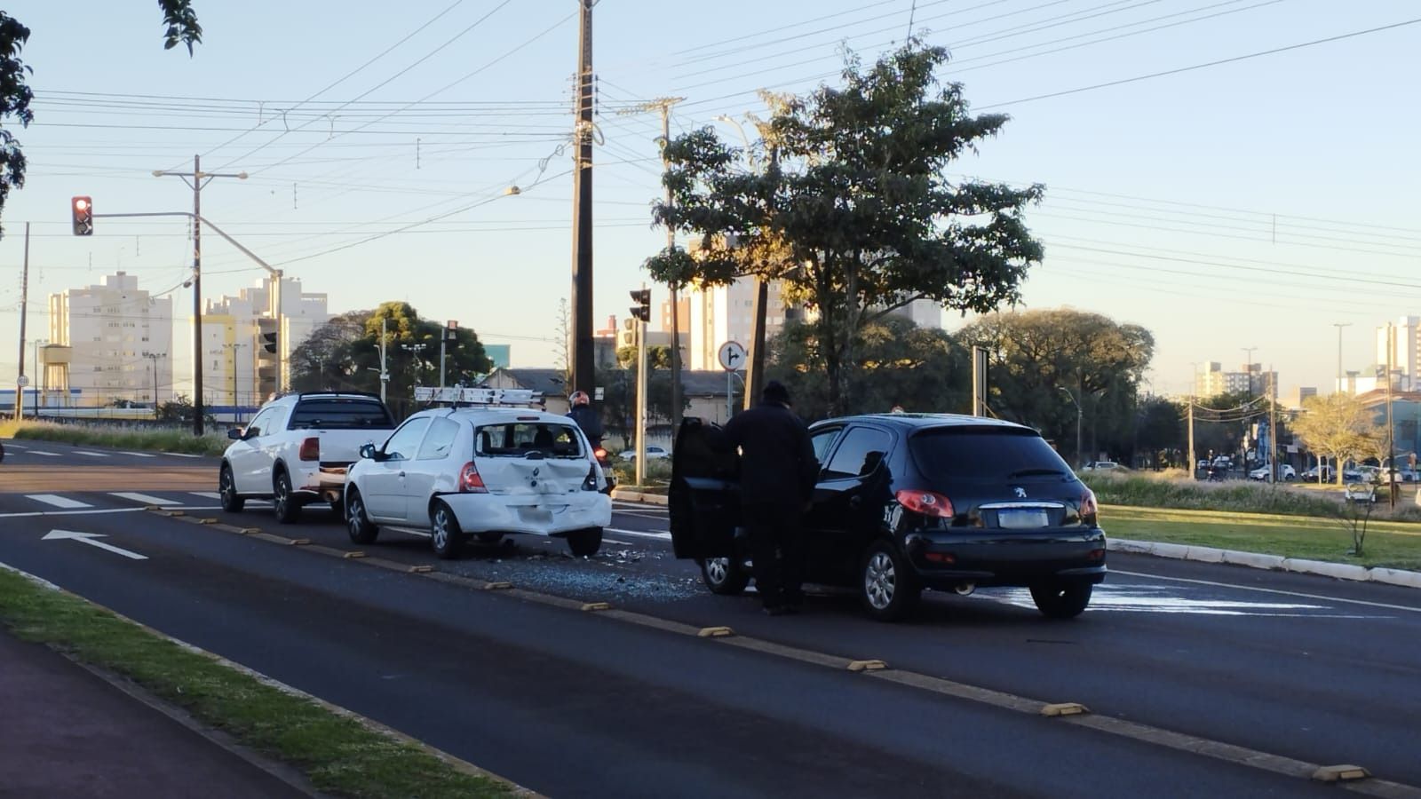 Engavetamento com três carros é registrado na Avenida Barão do Rio Branco