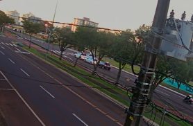 Vídeo mostra Peugeot 'emendando' traseira de Clio e Saveiro na Avenida Barão do Rio Branco Vídeo mostra Peugeot 'emendando' traseira de Clio e Saveiro na Avenida Barão do Rio Branco