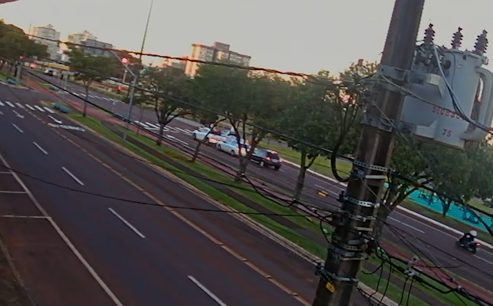 Vídeo mostra Peugeot ‘emendando’ traseira de Clio e Saveiro na Avenida Barão do Rio Branco