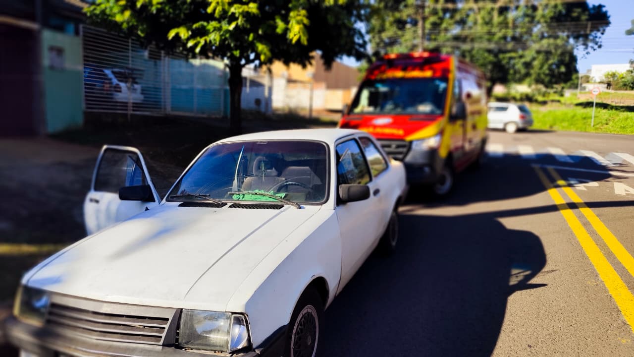 Colisão entre Chevette e moto deixa vítima ferida no Brasília