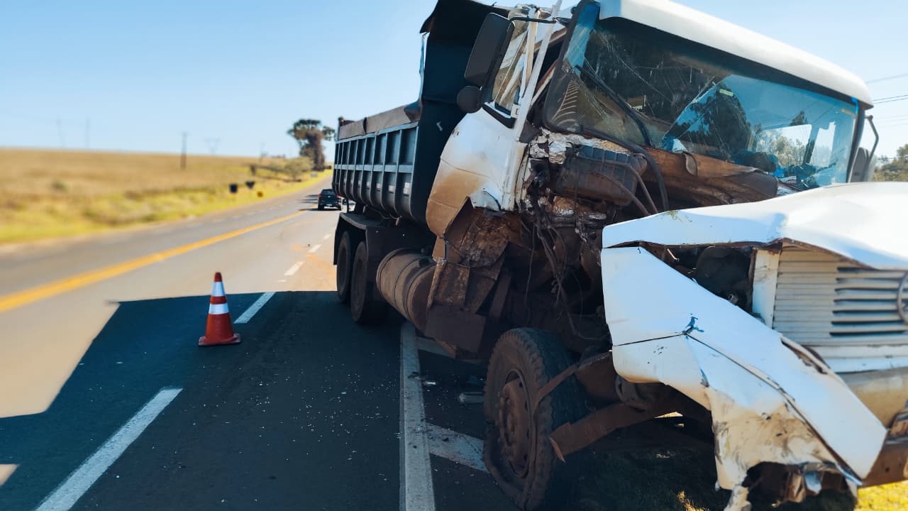 Caminhão sai da pista após forte colisão traseira na BR-277, em Santa Tereza