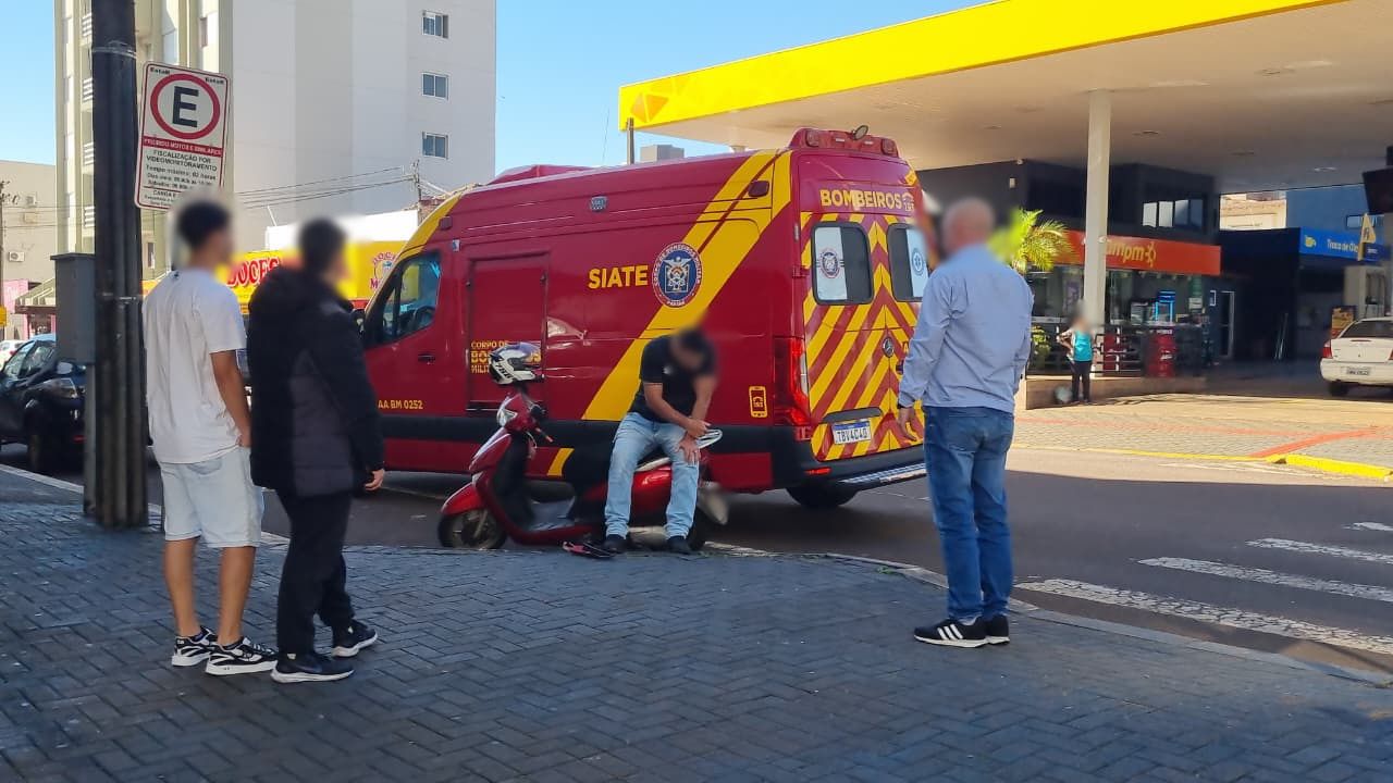 Motociclista fica ferido após colisão no cruzamento das Ruas Castro Alves e Rio Grande do Sul
