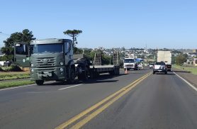 Veículo do Exército sofre problema mecânico e bloqueia faixa da BR-277 em Cascavel