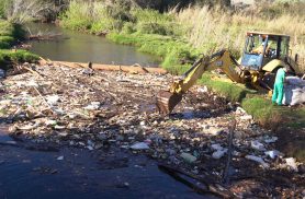 Prefeitura retira mais de 10 toneladas de lixo do Rio Quati por descarte irregular Prefeitura retira mais de 10 toneladas de lixo do Rio Quati por descarte irregular