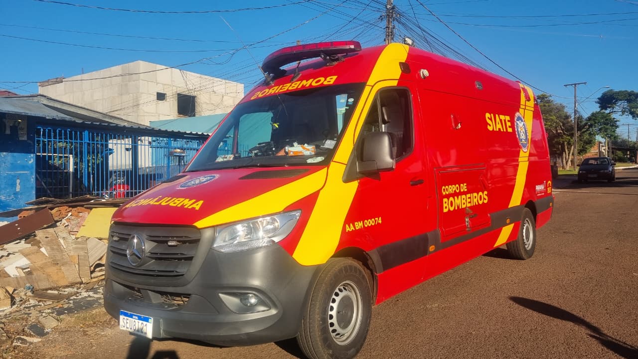 Mulher precisa de atendimento de emergência após cair de mesa em Cascavel