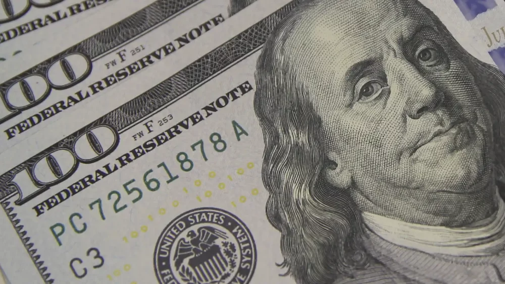 Dólar encosta em R$ 5,10 com tarifaço e tensão global Imagem referente a Dólar encosta em R$ 5,10 com tarifaço e tensão global