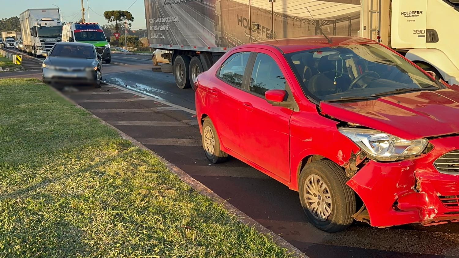 Ka e Civic se envolvem em acidente de trânsito no Trevo da Portal