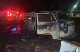 Incêndio destrói Kombi na Rua Panamá