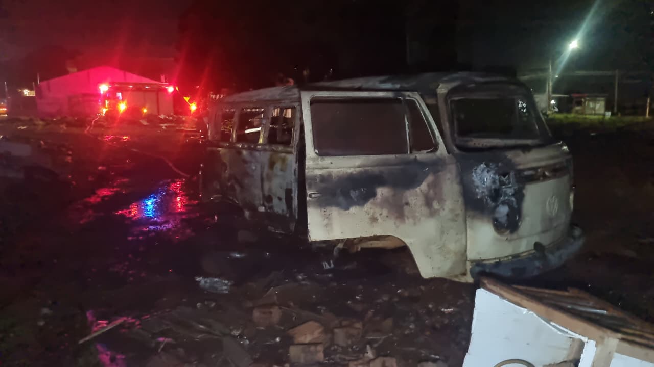Incêndio destrói Kombi na Rua Panamá