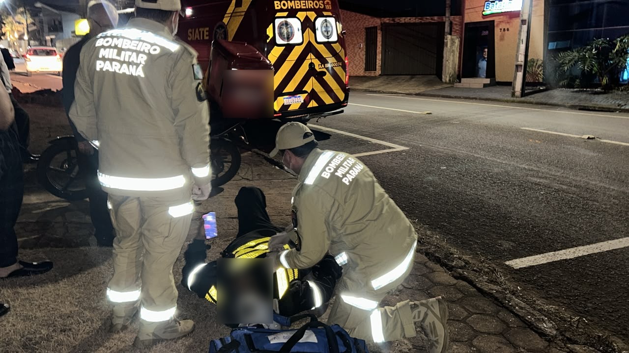 Entregador de farmácia fica ferido após acidente entre moto e ônibus de turismo em Cascavel