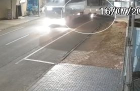 Câmera registra momento em que motociclista bate na traseira de ônibus no Maria Luiza