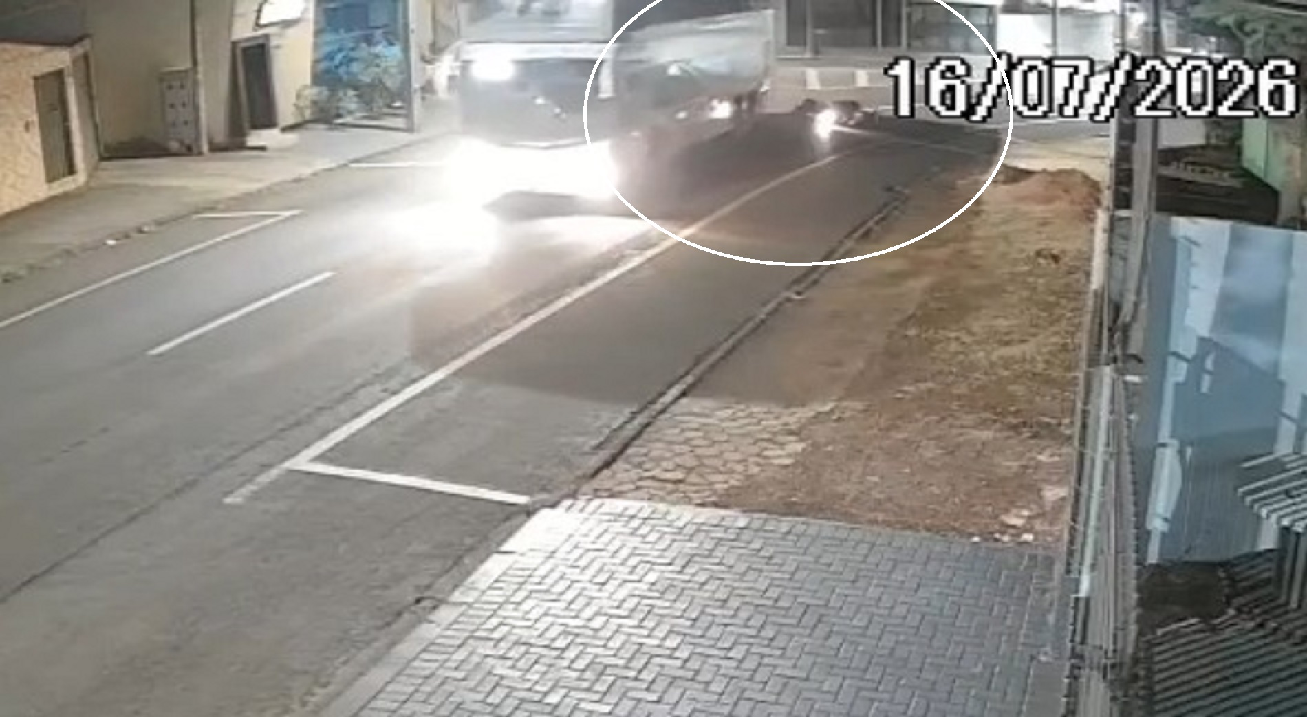 Câmera registra momento em que motociclista bate na traseira de ônibus no Maria Luiza