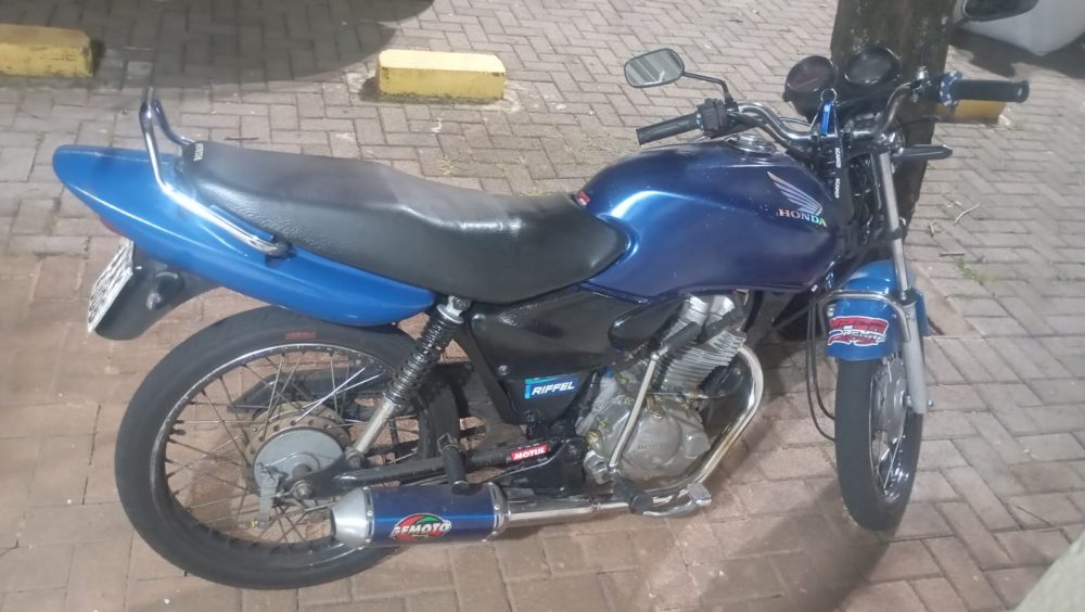 Motocicleta com escapamento adulterado e licenciamento atrasado é removida durante fiscalização Imagem referente a Motocicleta com escapamento adulterado e licenciamento atrasado é removida durante fiscalização