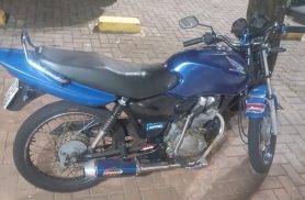 Motocicleta com escapamento adulterado e licenciamento atrasado é removida durante fiscalização