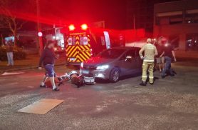 Adolescente com ciclomotor fica ferido após ser atingido por carro na Avenida Tito Muffato, em Cascavel