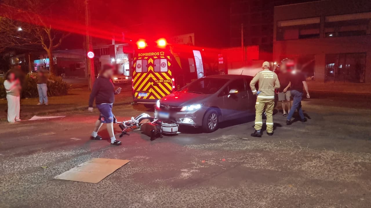 Adolescente com ciclomotor fica ferido após ser atingido por carro na Avenida Tito Muffato, em Cascavel