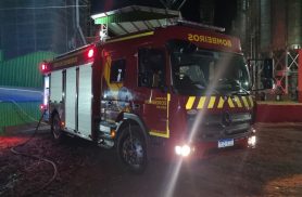 Bombeiros combatem incêndio em silo de grãos em Santa Maria