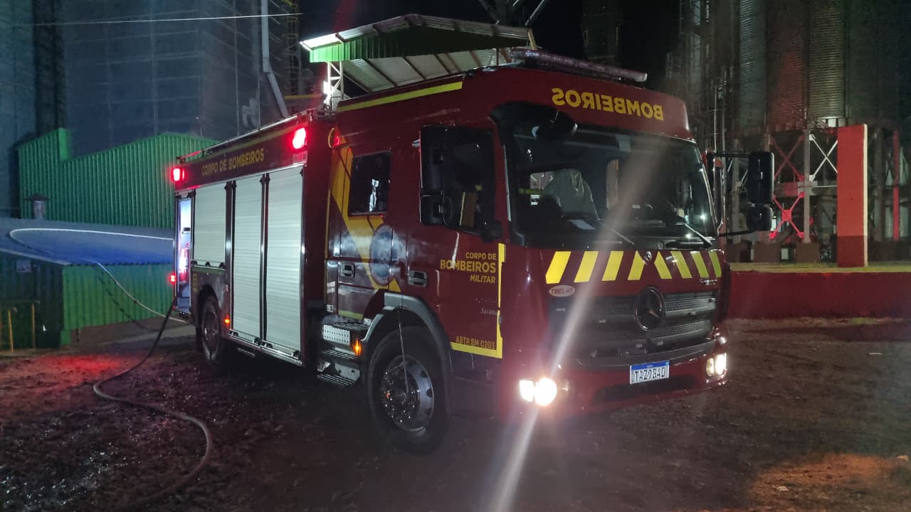 Bombeiros combatem incêndio em silo de grãos em Santa Maria