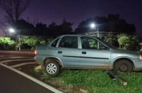 Motorista perde o controle e bate carro contra guard-rail na BR-277 em Cascavel Motorista perde o controle e bate carro contra guard-rail na BR-277 em Cascavel