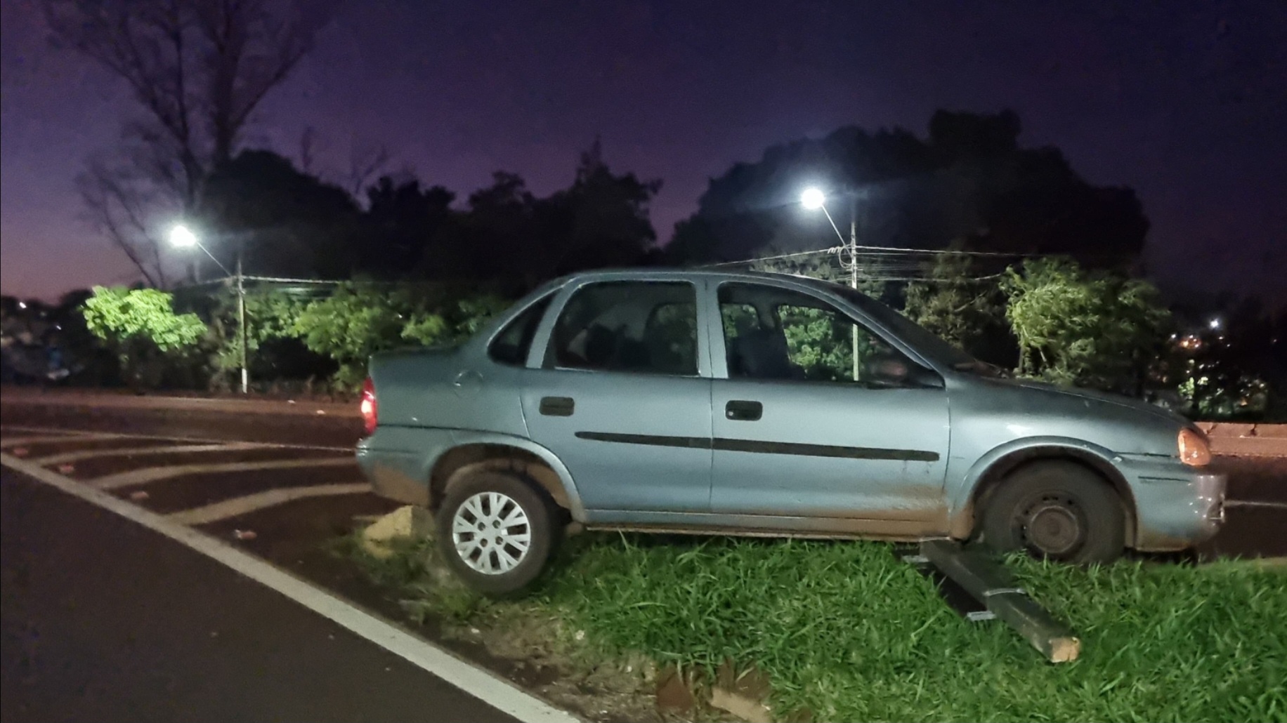Motorista perde o controle e bate carro contra guard-rail na BR-277 em Cascavel