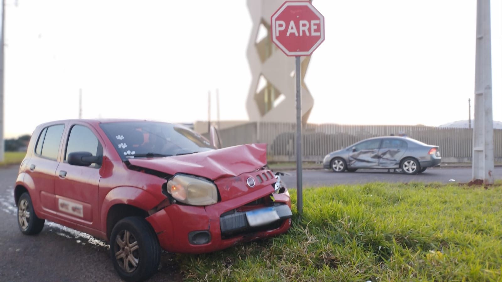 Civic e Uno se envolvem em forte colisão no Bairro Esmeralda