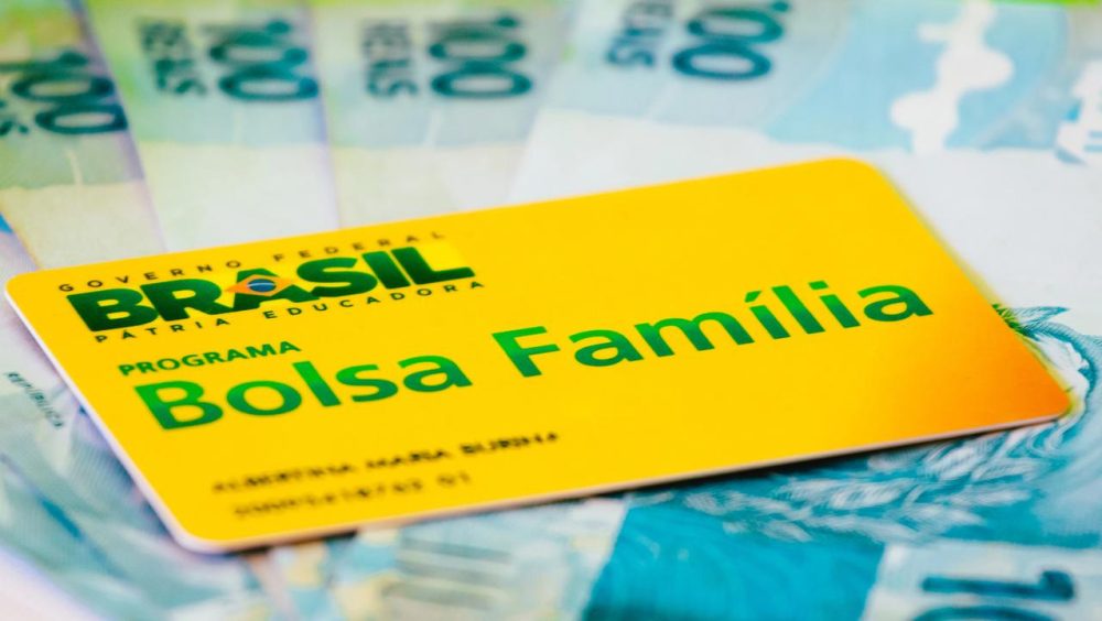 Dados oficiais mostram alta de beneficiários do Bolsa Família às vésperas da eleição Imagem referente a Dados oficiais mostram alta de beneficiários do Bolsa Família às vésperas da eleição