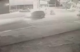 Câmera de monitoramento flagra acidente entre ciclomotor e carro em Cascavel Câmera de monitoramento flagra acidente entre ciclomotor e carro em Cascavel