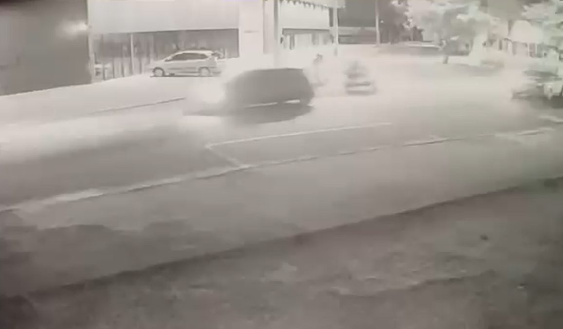 Câmera de monitoramento flagra acidente entre ciclomotor e carro em Cascavel
