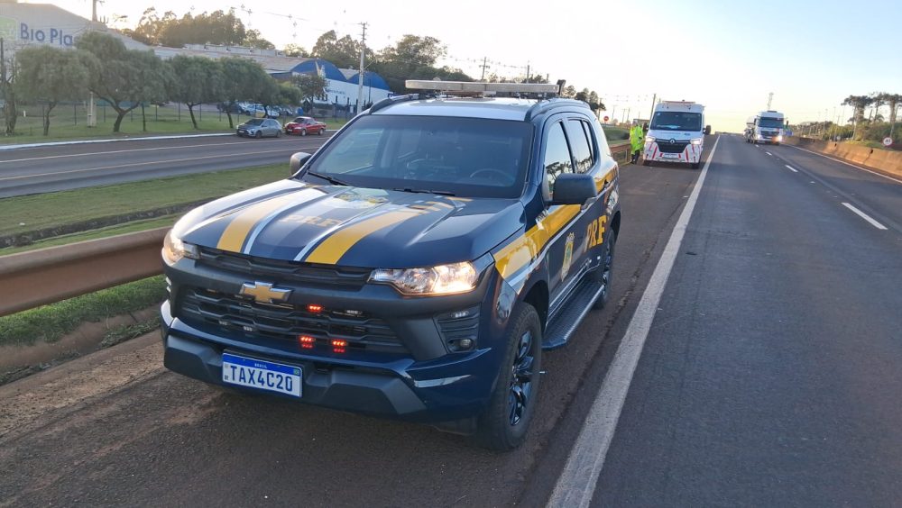 Colisão traseira entre moto e caminhonete mobiliza resgate na BR-277 em Cascavel Imagem referente a Colisão traseira entre moto e caminhonete mobiliza resgate na BR-277 em Cascavel