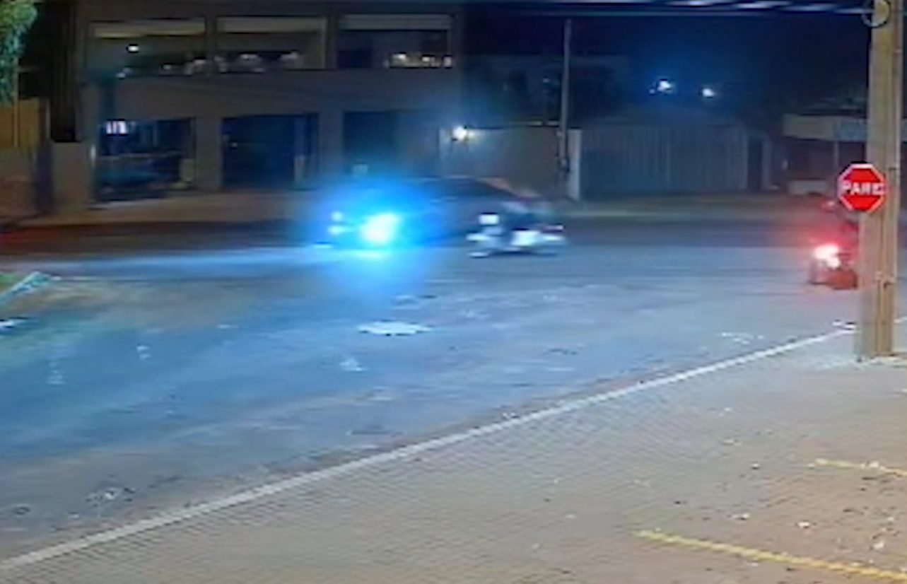 Novas imagens mostram colisão de ciclomotor e carro; Jovem ficou ferido