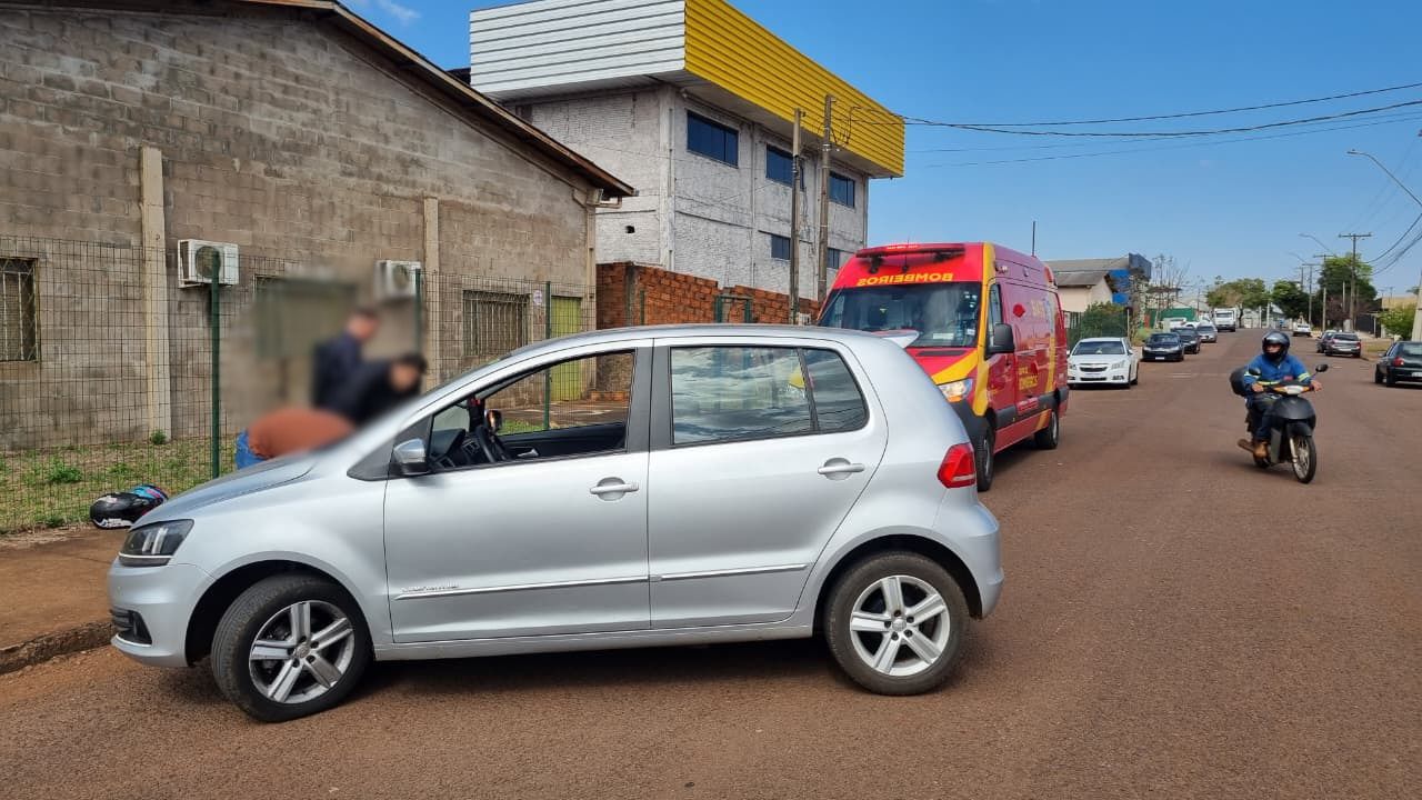 Colisão entre carro e moto deixa jovem ferido na Rua João Marques de Oliveira, no Morumbi