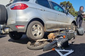 Moto vai parar embaixo de carro em acidente no XIV de Novembro Moto vai parar embaixo de carro em acidente no XIV de Novembro
