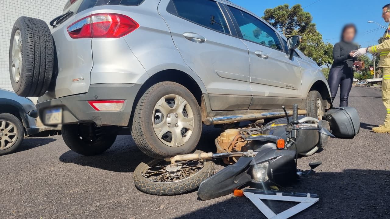 Moto vai parar embaixo de carro em acidente no XIV de Novembro