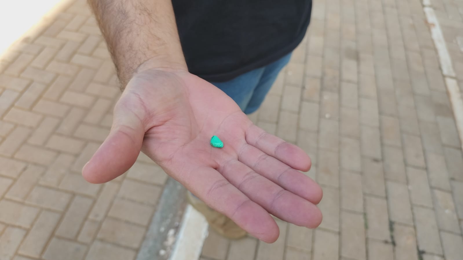Homem é detido pela PM após ser flagrado com pequena porção de droga no Santa Cruz