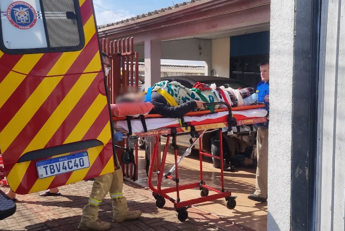 Idosa quebra o fêmur depois de cair dentro de casa no Santa Cruz